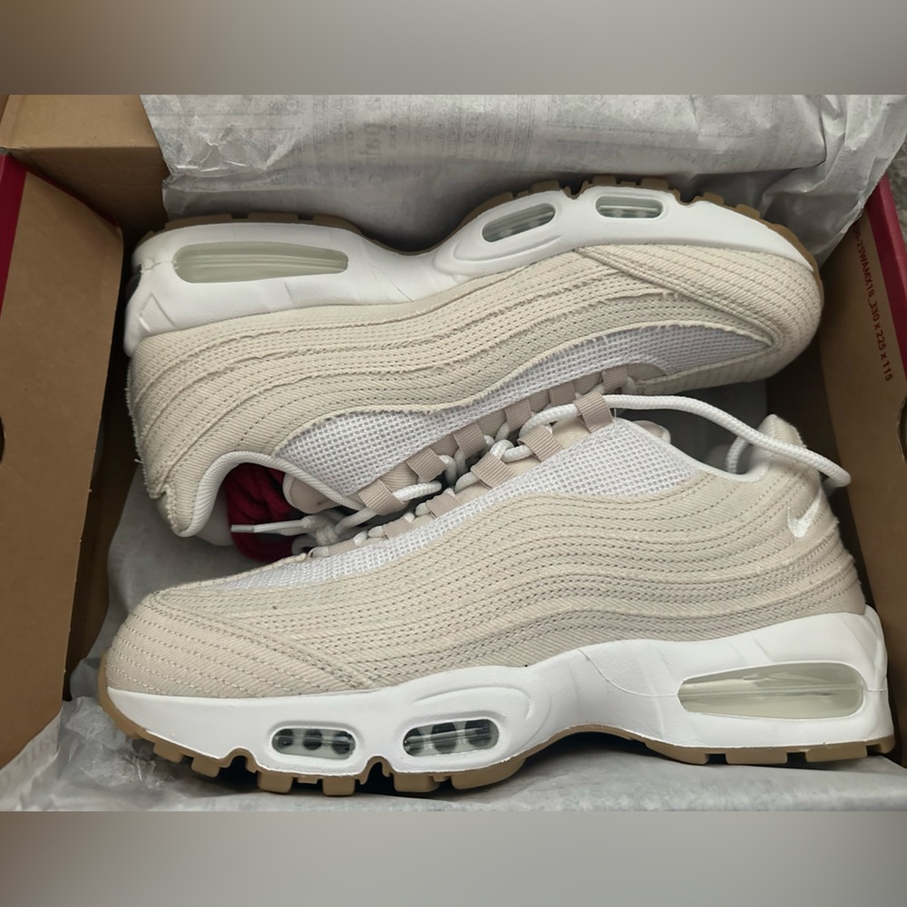 Nike Women’s Air Max 95 OG 
Neutral Cream & White Sneakers